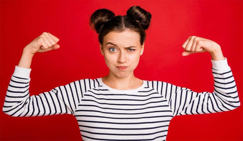 Gezond en Fit vrouw laat spierballen zien.