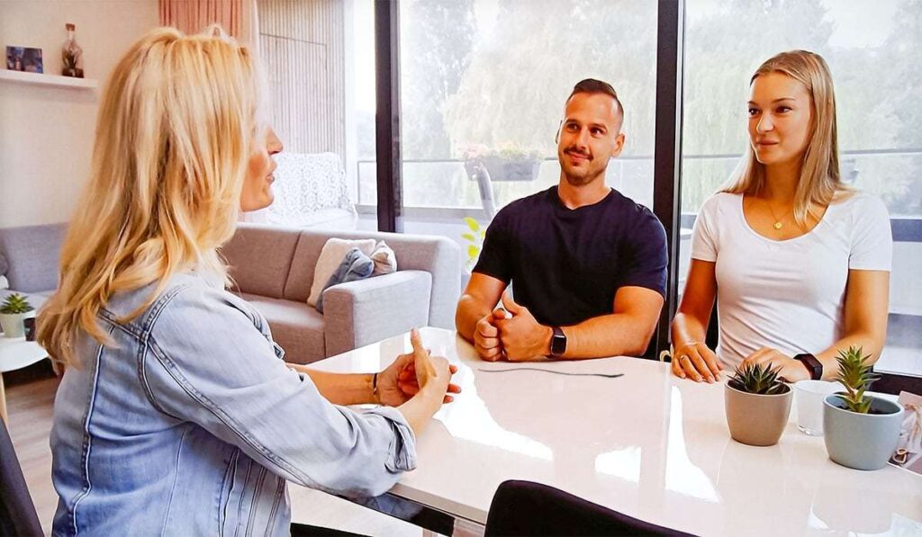 Voor hetzelfde geld deelnemers Andries en Annelies aan tafel met Natasja Froger.