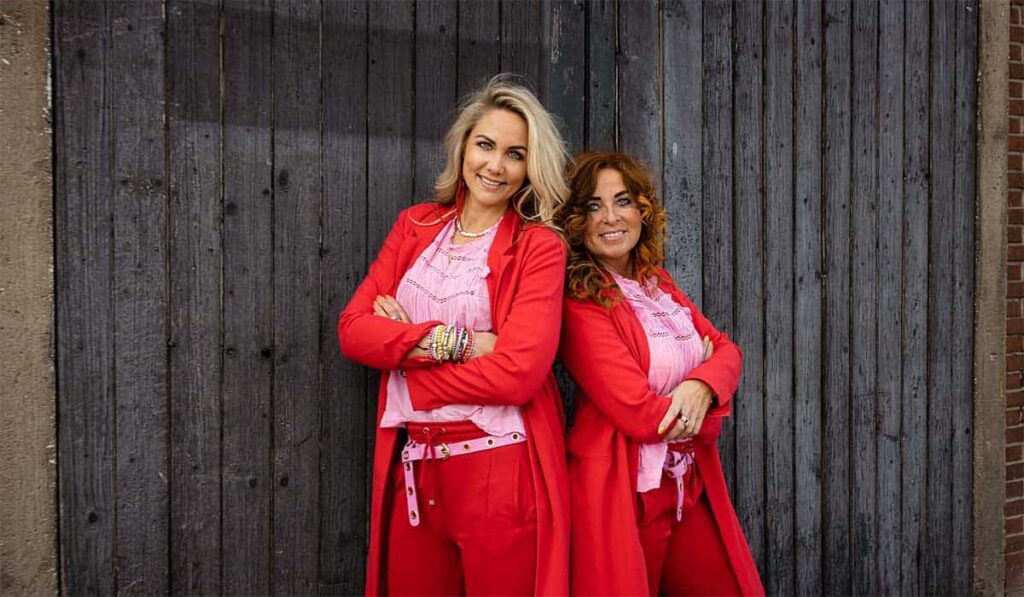 Boeren, Bijbels en Beauties deelnemers Jeanette en Gretia poseren in Spakenburg.