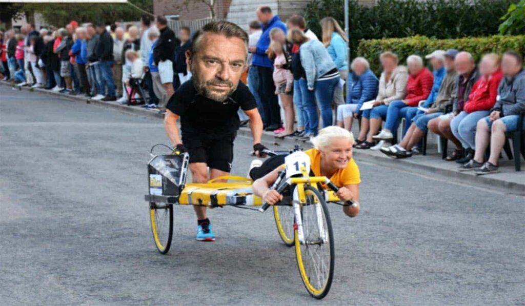 Gephotoshopte foto van Tom Waes en Demi Vonk op een buikfiets. Foto in scène gezet.