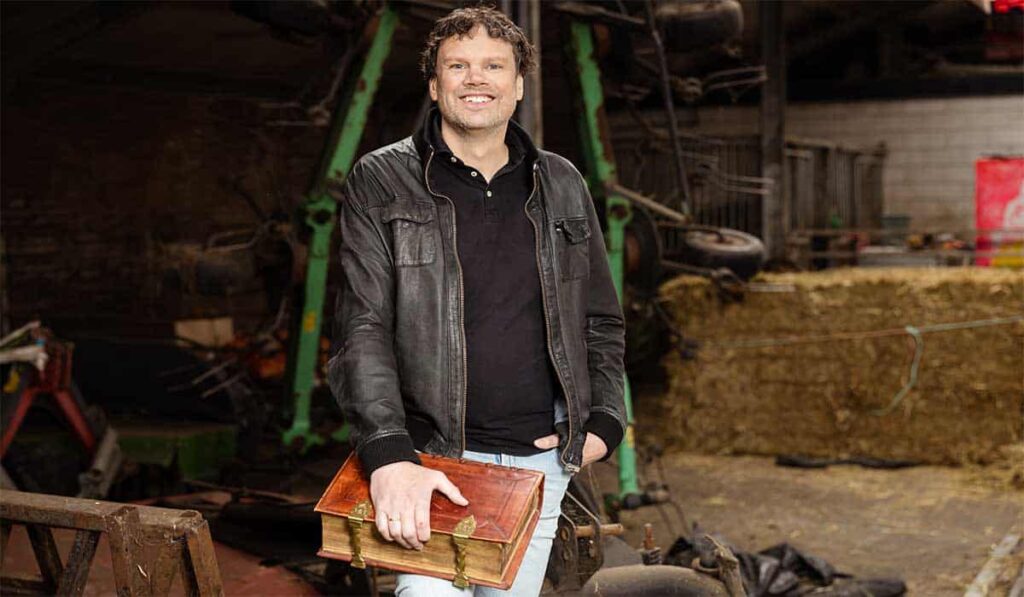 In Spakenburg poseert dominee Gert-Jan voor het televisieprogramma Boeren, Bijbels en Beauties. (c) Wessel de Groot