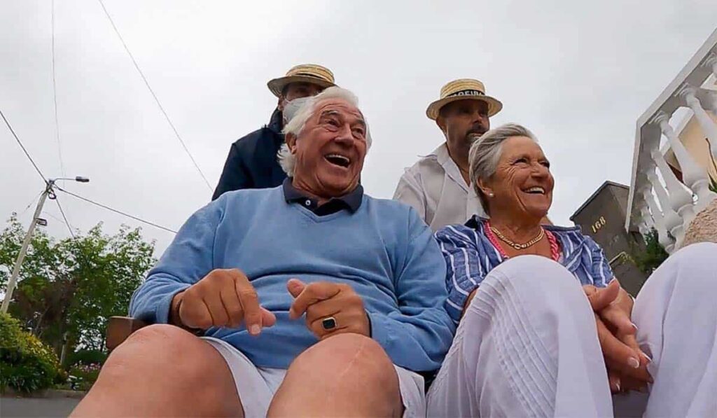 b en b vol liefde deelnemers Tjerk en Ted worden rondgereden in een kar door Madeira.