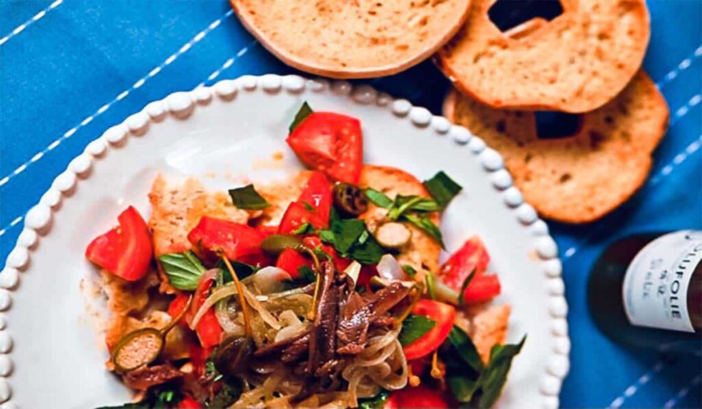 Panzanella Fresella, een uitbundige Italiaanse zomer broodsalade.