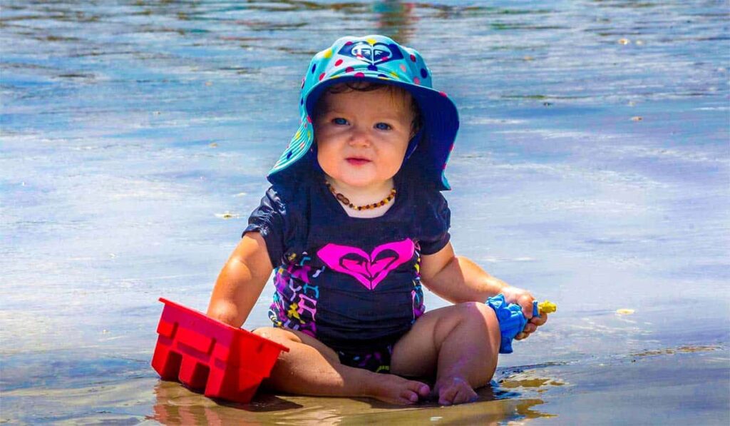 Baby op het strand bij de zee voor gastcolumn Mijn Vakantie.