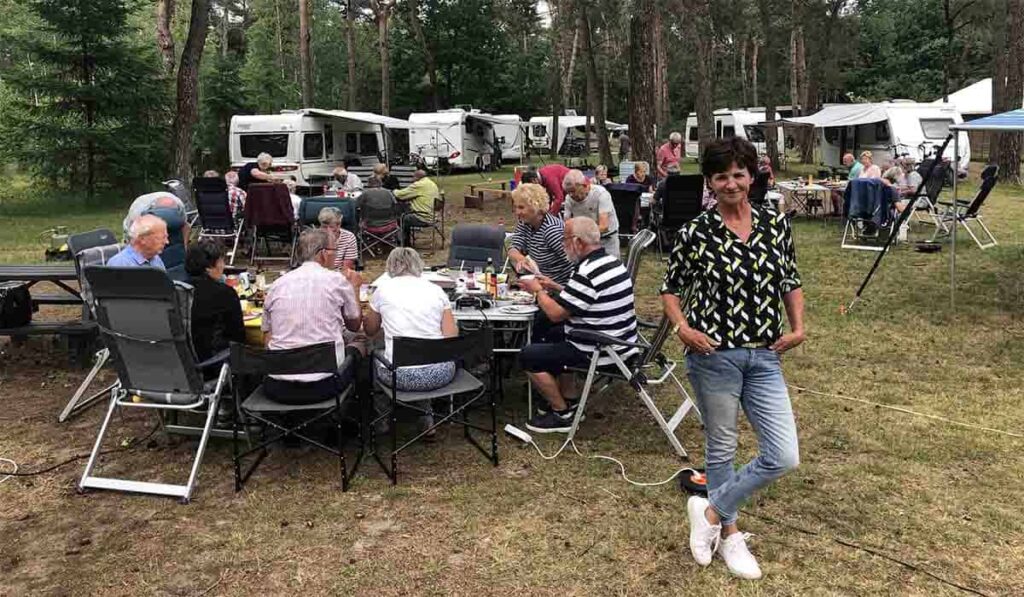 We zijn er bijna deelnemers eten op de camping. Martine van Os poseert voor de foto voor televisieprogramma We Zijn Er bijna 2022.