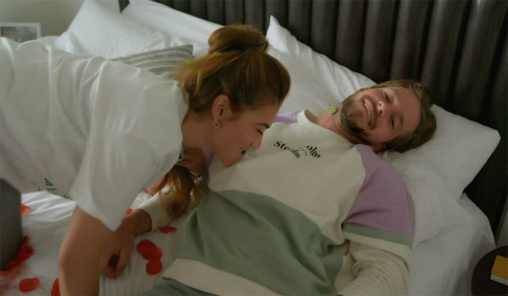 Één van de Married at First Sight koppels, Jesse en Roxy, voeren een romantische opdracht uit.