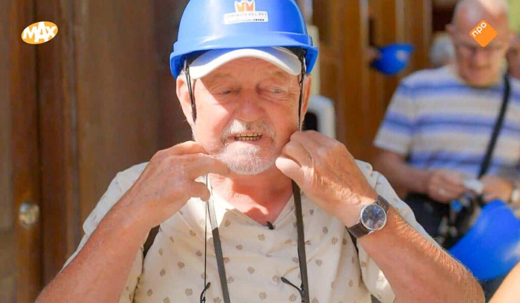 Een van de We Zijn Er Bijna deelnemers staat op de foto met een blauw helm op.