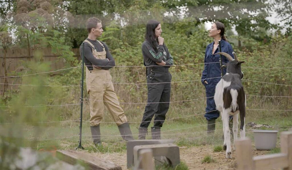 Raven en Israël luisteren naar het verhaal van Jamie Vaes op de boerderij van Raven van Dorst. Credits: BNNVARA ‘ Witte Geit