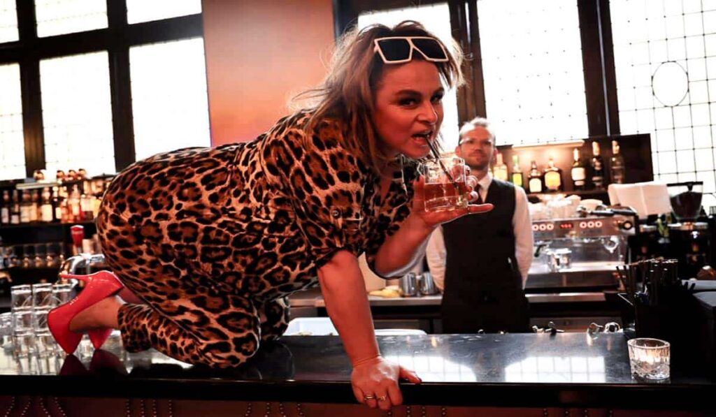 Trijntje Oosterhuis zit op de bar voor een photoshoot van Tina de Bruin in Het Perfecte Plaatje 2022