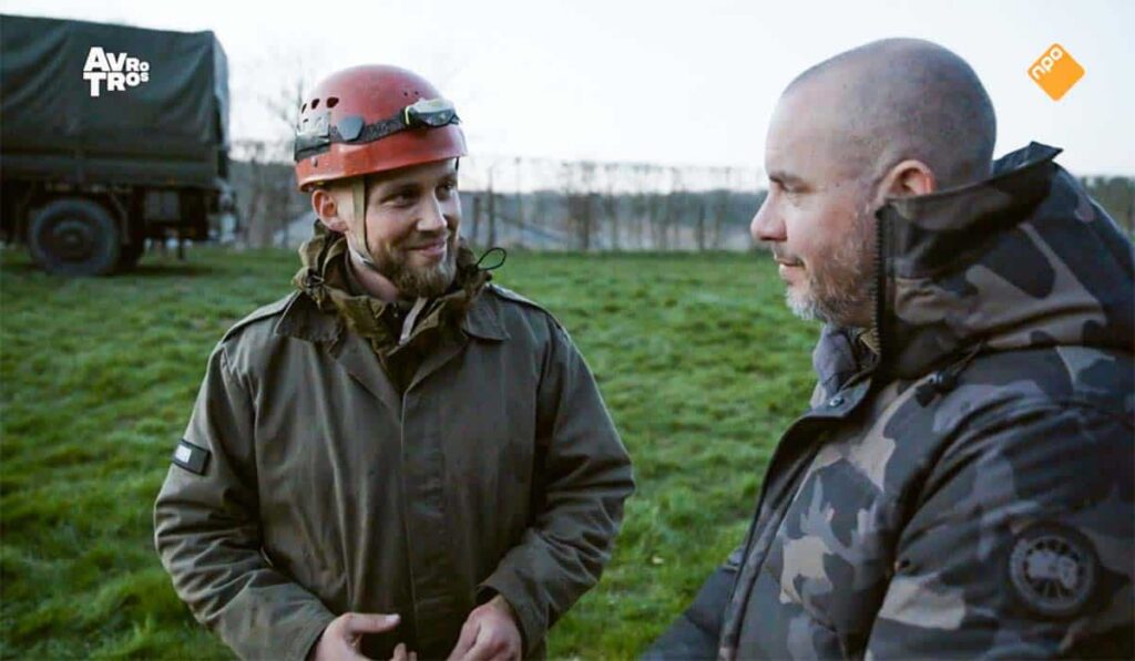 Edino van Dorsten praat met Jeroen van Koningsbrugge in Kamp van Koningsbrugge.