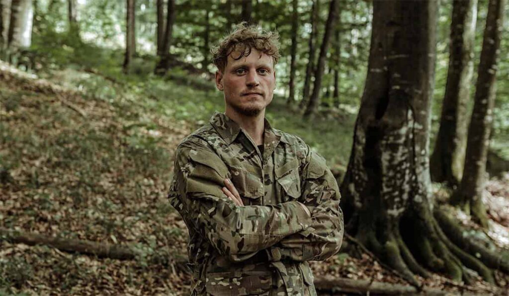 Kaj Gorgels poseert in het bos na zware training in Special Forces VIPS Credits: Shotbysud