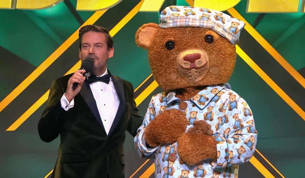 De onthulling van de teddybeer in The Masked Singer 2022 verrast Loretta Schrijver.