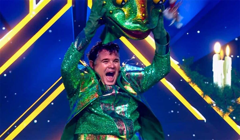 Wolter Kroes als de kikker in de onthulling tijdens de halve finale van The Masked Singer 2022.