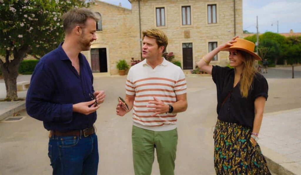 Beau in gesprek met gasten Hanna Verboom en Olav Koens in Isola di Beau.