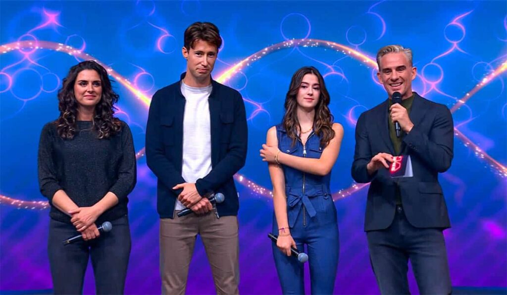 Shanna, Patrick en Rafaëlla staan samen met Art Rooijakkers op het podium van rtl4 programma DNA Singers.