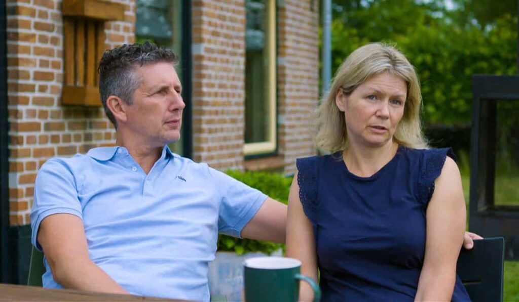 De Perfecte Verbouwing deelnemers Marco en Lisa van Dijk drinken koffie in de tuin voor hun woonboerderij.