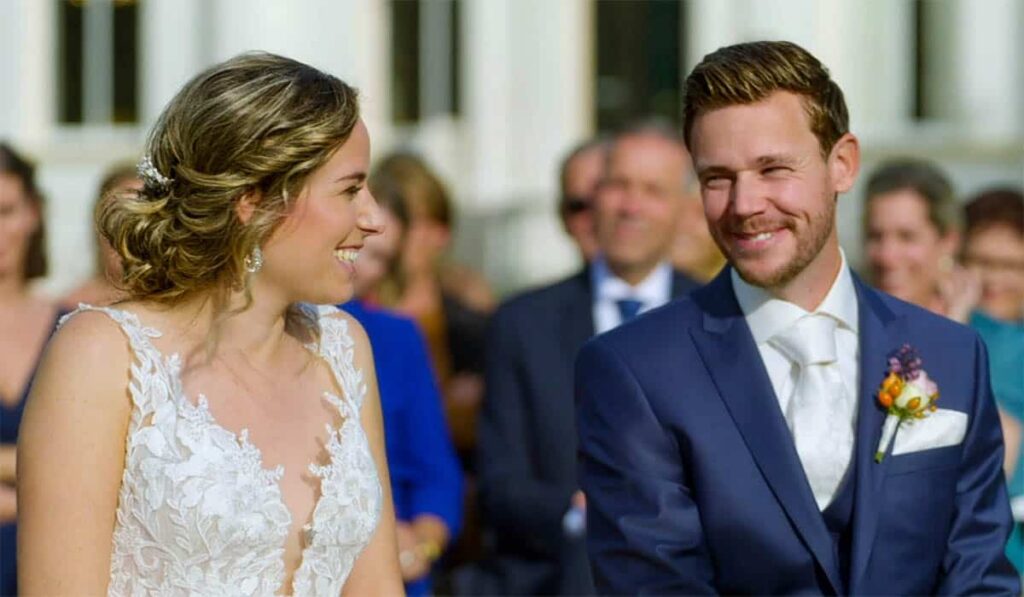 Married at First Sight deelnemers Richelle en Maarten tijdens de plechtigheid. Credits: Still Tv RTL4 / MAFS 2023