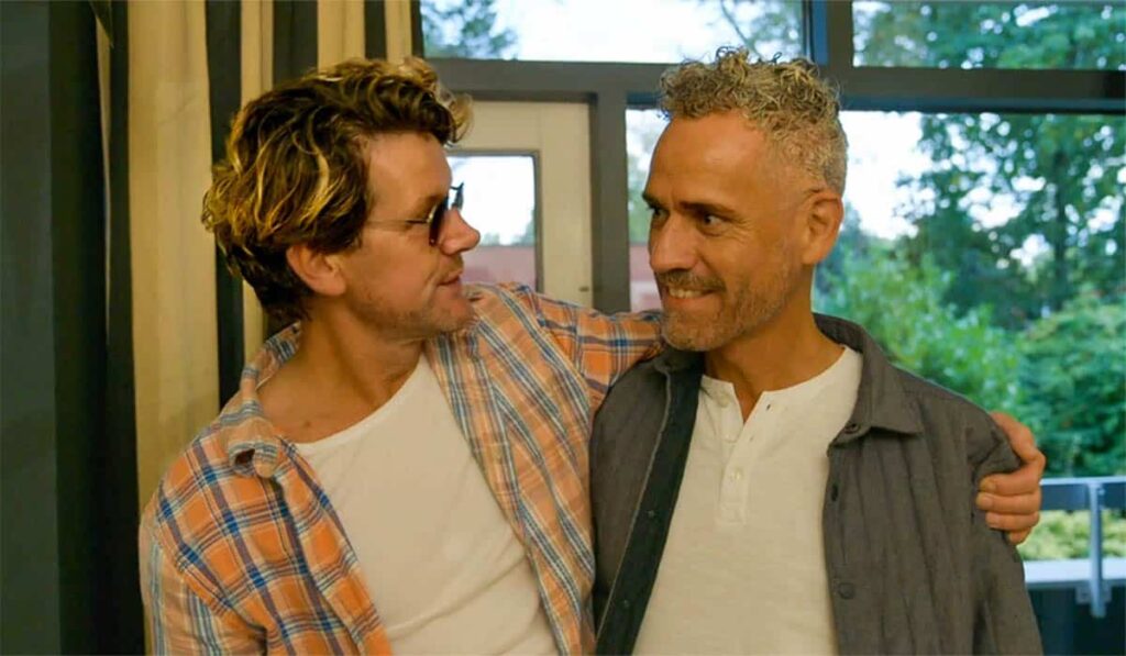 Wilfred en François zijn een van de koppels uit Married at First Sight en poseren gearmd. Credits: Still Tv RTL4 / MAFS 2023