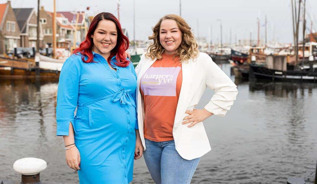 Tweeling Gerda en Mathilda poseren voor de serie Urk. Credits: (c) Wessel de Groot