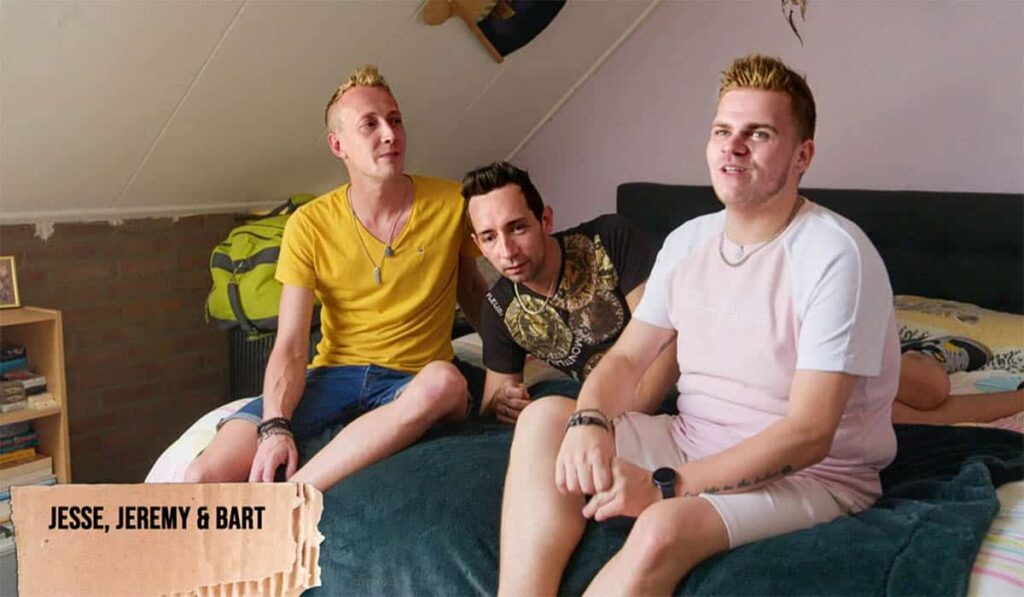 Het Roer Om deelnemers Jesse, Jeremy en Bart zitten op bed en praten.