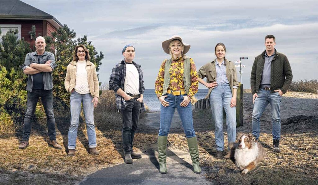 Deelnemers Boer Zoekt Vrouw Europa. Van link naar rechts boer Piet, Claudia, Haico, Bernice en Richard. In het midden presentatrice Yvon Jaspers. Credits: Linelle Deunk