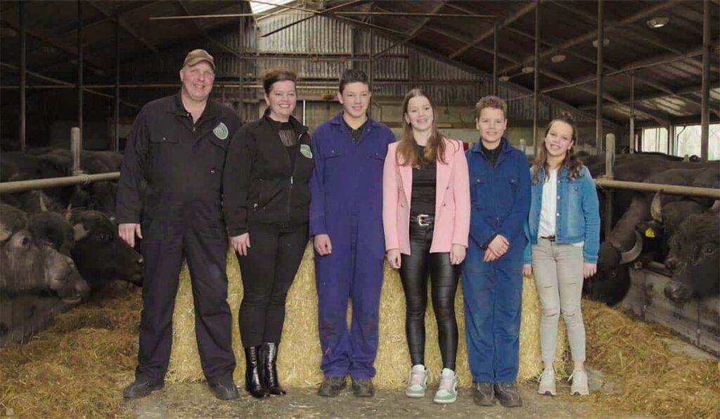 Familie van den Hurk uit Heeswijk-Dinther poseert in de stal met koeien voor het RTL5 programma Bij ons op de Boerderij. Credits: RTL