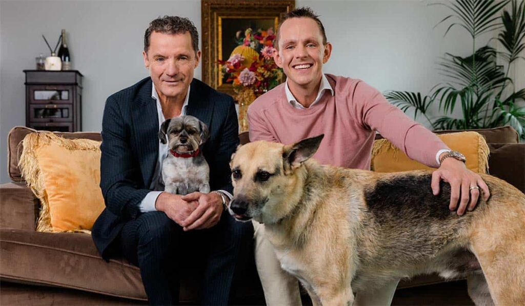 John de Bever en Kees Stevens samen met hun twee honden tijdens opnames voor De Bevers. Credits: Tom Cornelissen