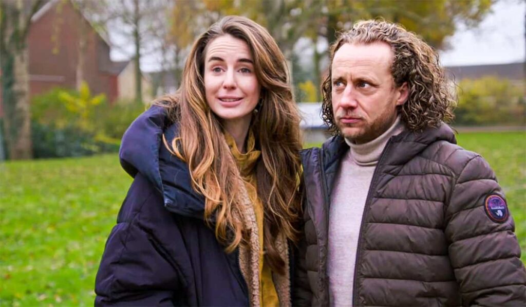 De Moeite Waard deelnemers Ge-An en Klaas poseren op een grasveld in Steenwijk.