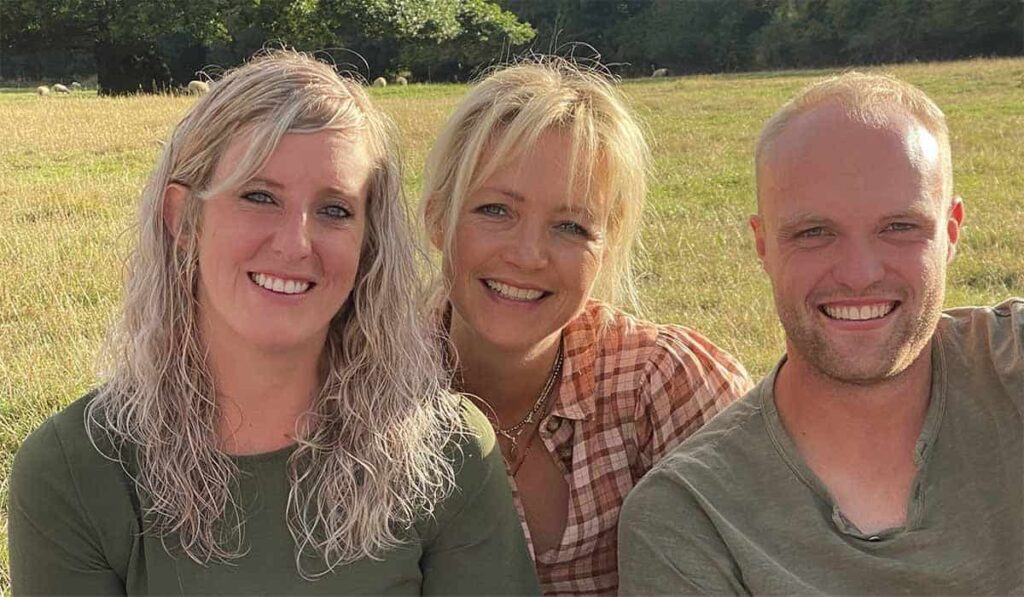 Boer Zoekt Vrouw koppel Janine en Sander poseren met Yvon Jaspers voor Onze Boerderij in Europa. Credits: KRO-NCRV