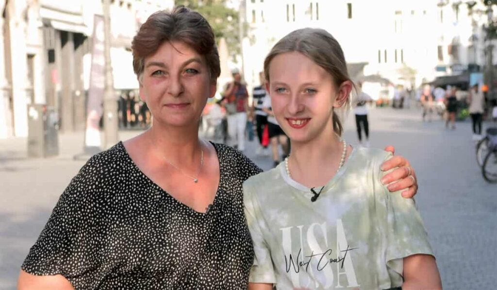 Deelnemers van Steenrijk Straatarm Jolanda en Kyana staan in winkelstraat