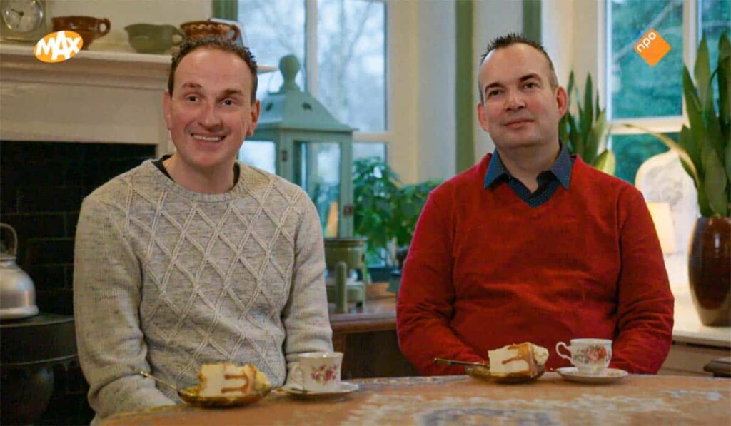 Bed en Breakfast deelnemers Albert en Johan uit Groningen aan tafel met koffie en taart.