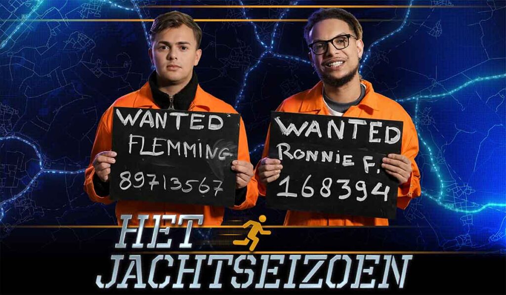 Het Jachtseizoen deelnemers Flemming en Ronnie Flex poseren in oranje overal.