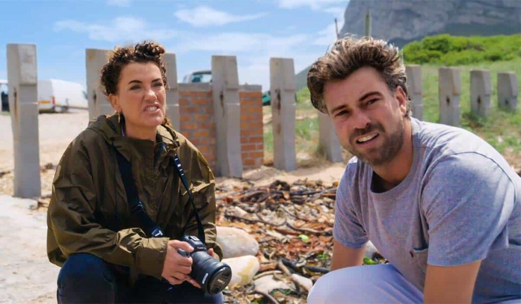 Tatum Dagelet en Rick Brandsteder op het strand in Zuid-Afrika tijdens het televisieprogramma Het Perfecte Plaatje op Reis.