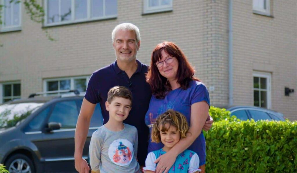 Het Roer Om deelnemers Patrick en Sonja met hun zoontje en dochtertje voordat ze naar de Dordogne in Frankrijk vertrekken.