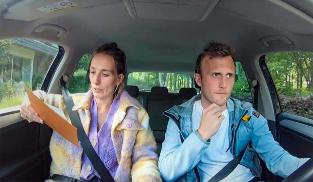 Kopen Zonder Kijken deelnemers Sofie en Gijs zitten in de auto.