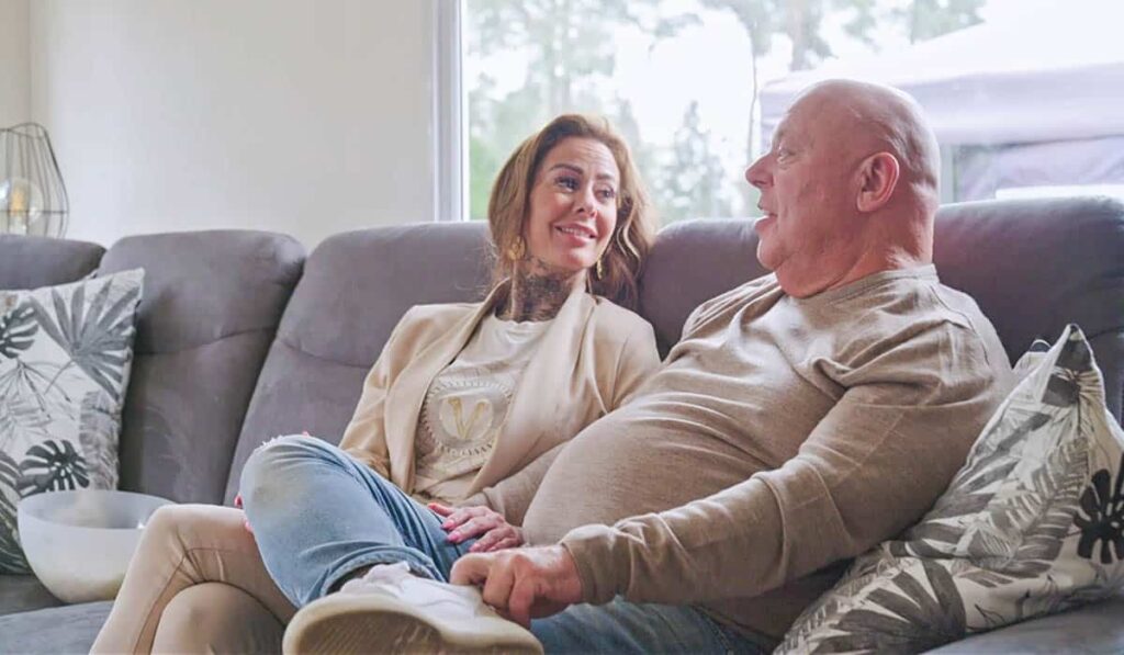 Wendy van Hout en Peter Gillis op een bank in Massa is Kassa