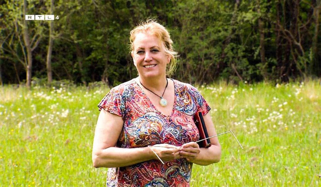 Claudia op het grasveld van de B&B Vol Liefde van Walter Spangenberg in Frankrijk.