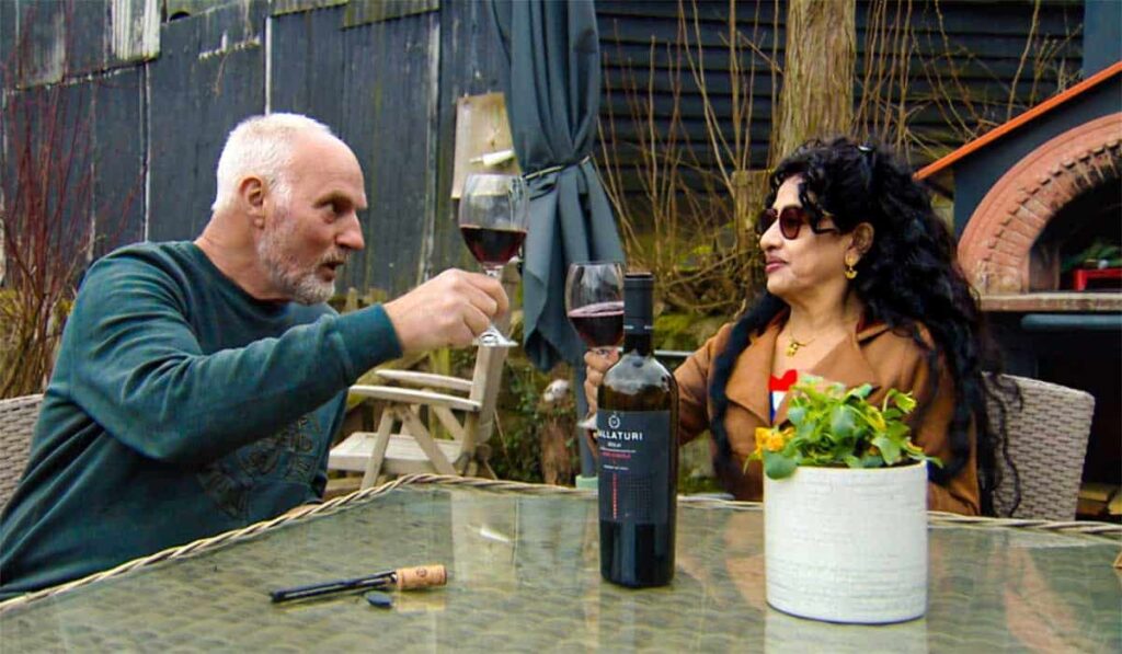 B&B Vol Liefde deelnemer Leendert Wijland proost met Thalia buiten op het erf van Moulin Floumont in de Belgische Ardennen.