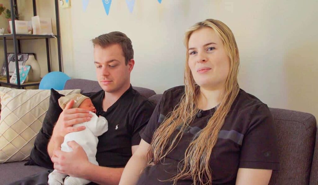 Jasmijn Van der Zon met partner en baby Gijs op bankstel Bij ons op de Boerderij