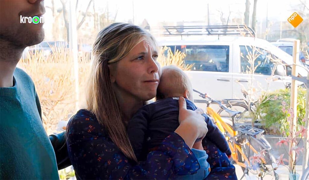 Een Huis Vol deelnemers familie Blom met op de foto vader Maarten en geëmotioneerde moeder Gerdien met baby Juda op haar arm.