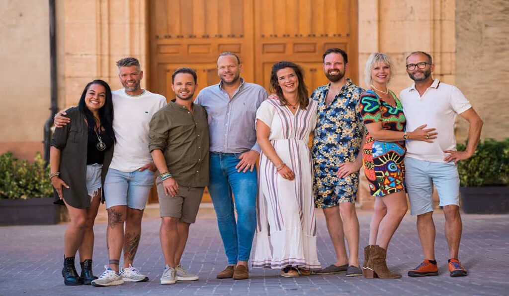 De deelnemers van Het Spaanse Dorp Zarra zijn Jaap en Jochem, Matthew en Sabrina, Bastiaan en Melissa en Raymond en Bianca poseren op dorpsplein in Spanje. Credits: Tom Cornelissen