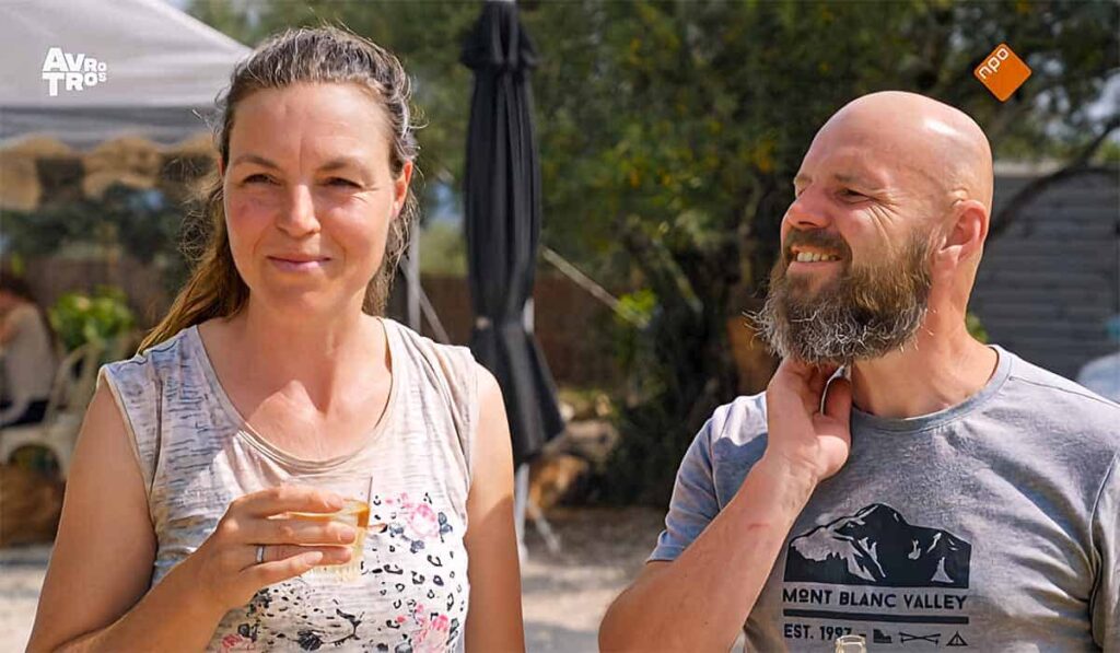 Ik Vertrek 2023 deelnemers familie Lemmers staan in de zon met een drankje op ecologisch vakantiepark Casa Verde in Arenas de San Pedro in Spanje