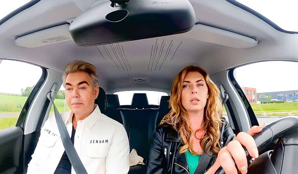 Teun Föhn en Greetje rijden in de auto in de serie Urk 2023.