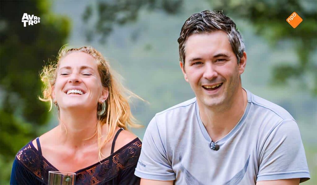 Ik Vertrek 2023 deelnemers Tamara en Sven zitten naast elkaar in de natuur in Zuid-Afrika en lachen.