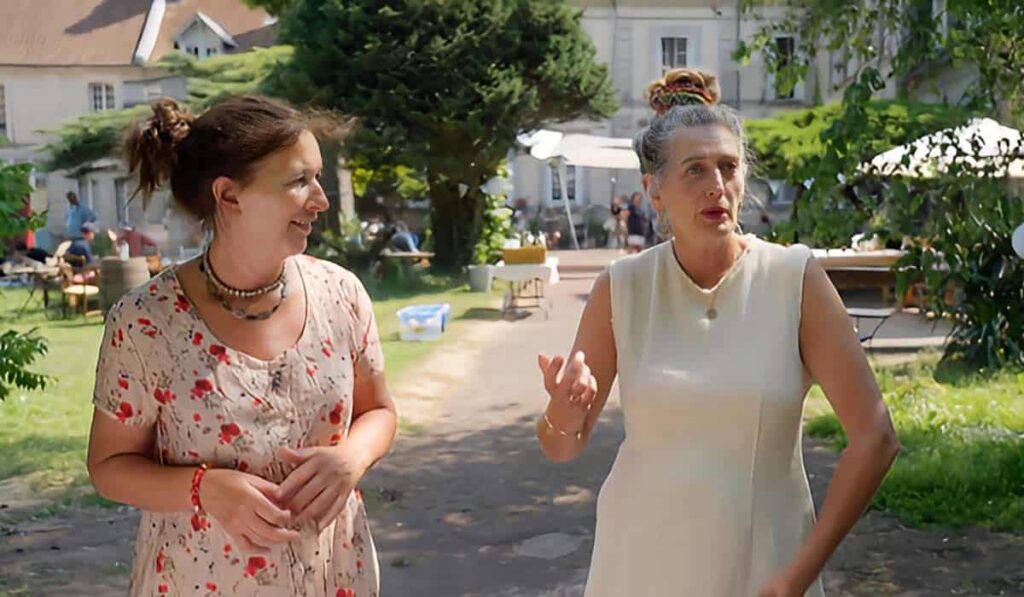 Ik Vertrek 2023 deelnemers Jana en Trudy staat in de tuin voor hun kasteel en B&B Auxi-le-Château in Frankrijk.