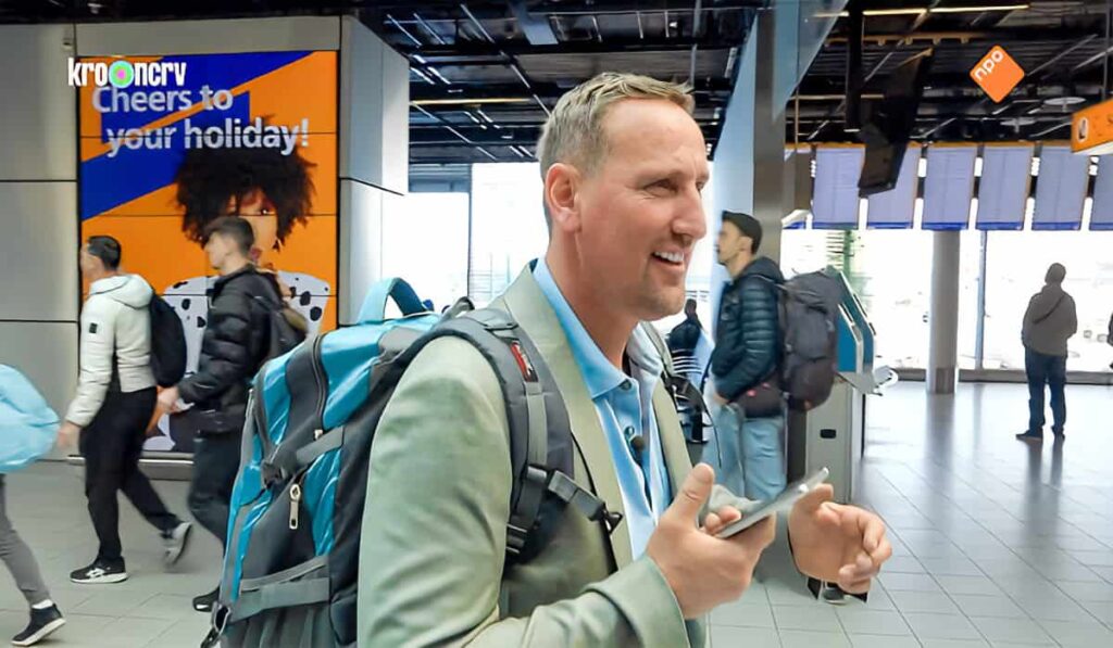 Johan Jelies op Schiphol in Een Huis Vol Emigreert