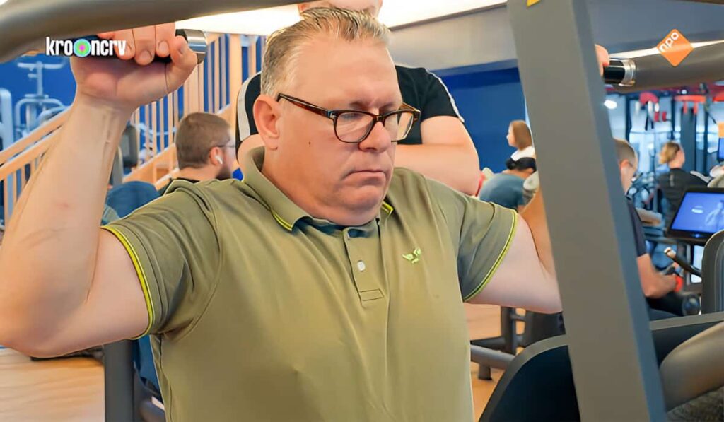 Vader Ivan van de familie Kraan in de sportschool in Een Huis Vol Emigreert