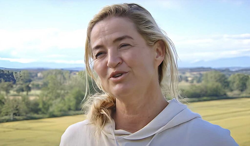 Blonde vrouw (B&B Vol Liefde BN'er Joyce van der Tas) voor een groen landschap in Spanje.