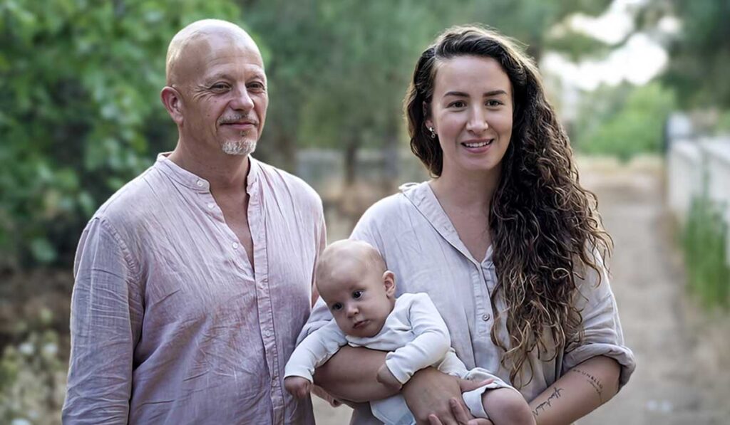 Man en vrouw met baby op haar arm (Deelnemers Arjen en Jacobien met baby Aldo Picasso uit Daar Gaan Ze Weer)