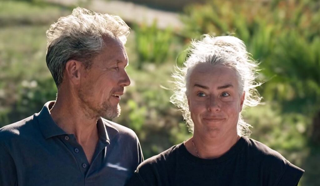 Man en vrouw voor een groen landschap (Bart en Maaike van Daar Gaan Ze Weer)